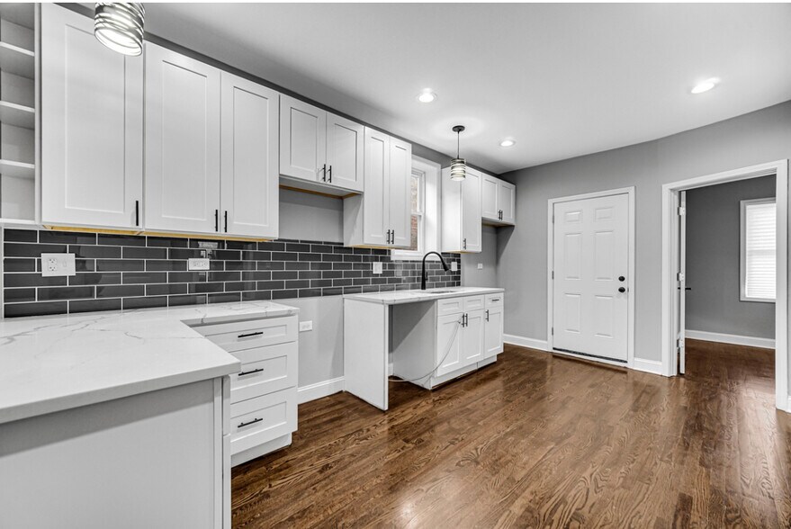 Building Photo - 8332 S May St