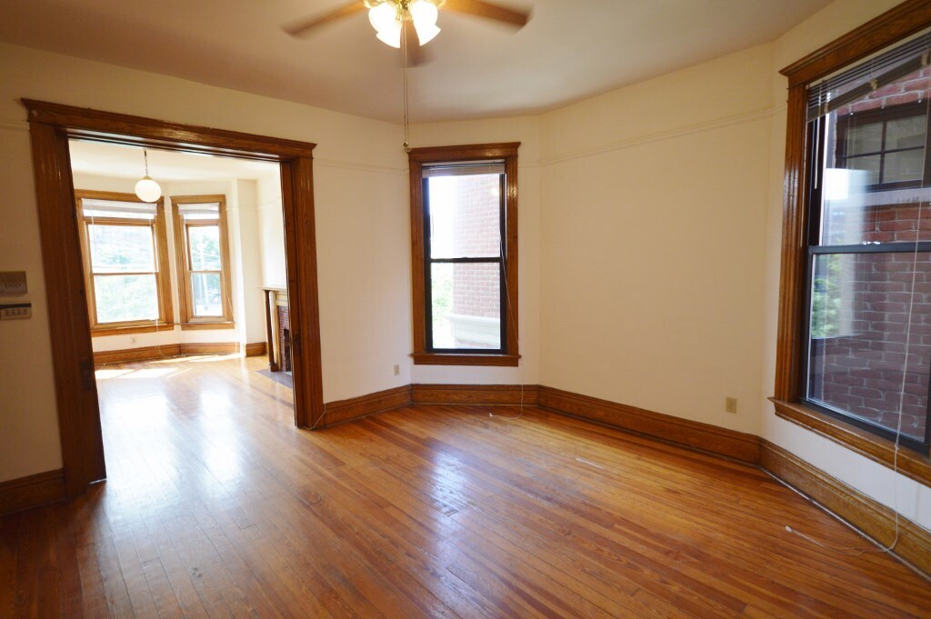 Building Photo - 638 W Drummond Pl