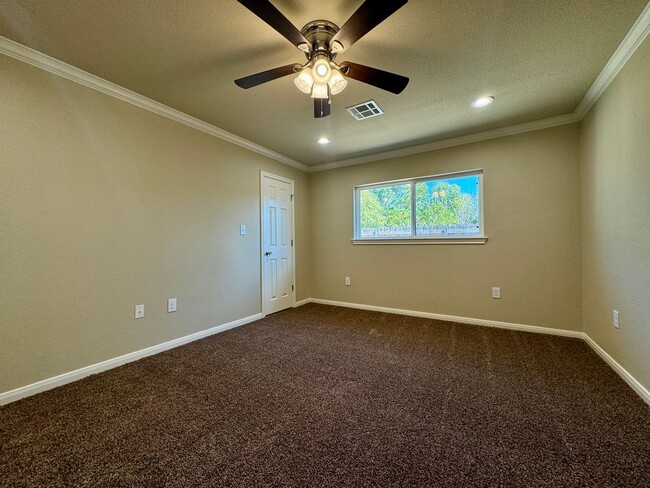 Building Photo - Townhome *LEASING SPECIAL AVAILABLE*