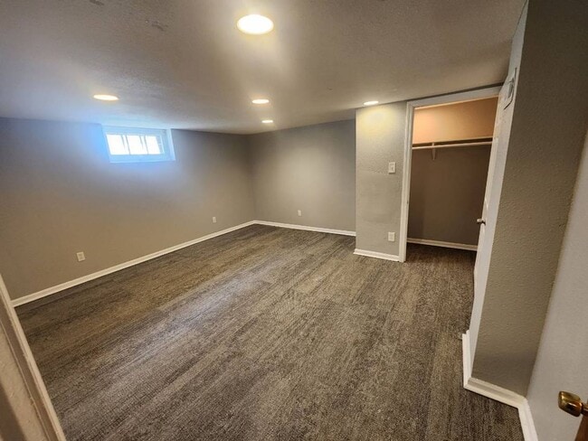 Building Photo - Nice 2 Bedroom Single House with Garage Available NOW