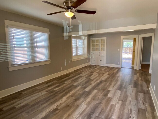 Building Photo - Charming 2 Bedroom Craftsman House w/Porch and Private Back Patio in Hillcrest