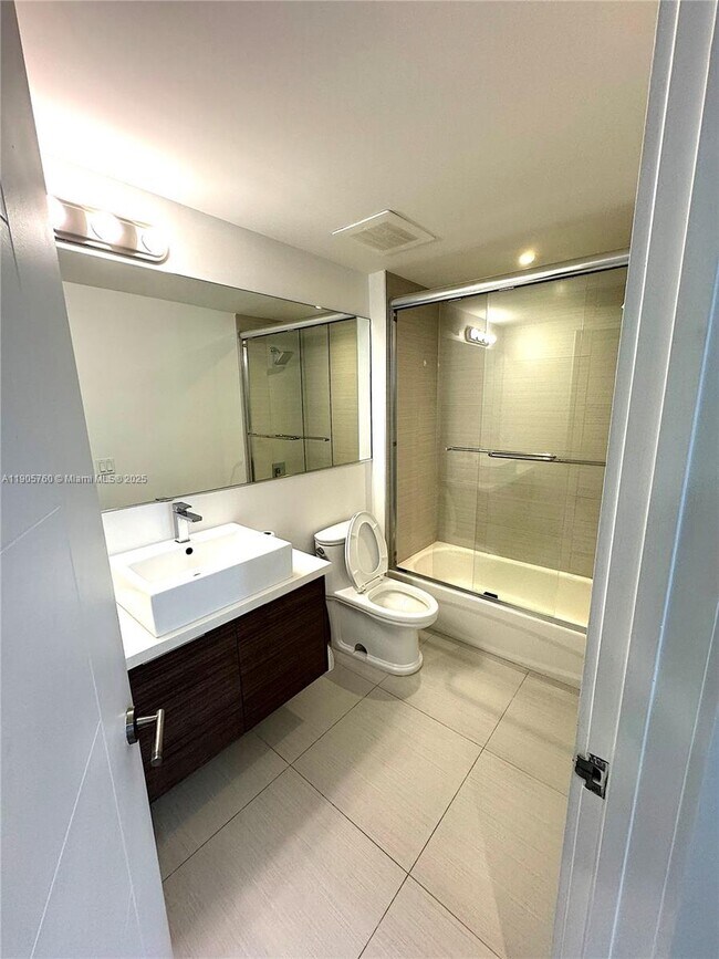 Building Photo - 1010 SW 2nd Ave