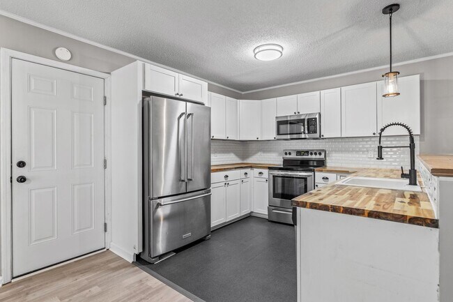 Building Photo - Cottage Charm Near Piney Green