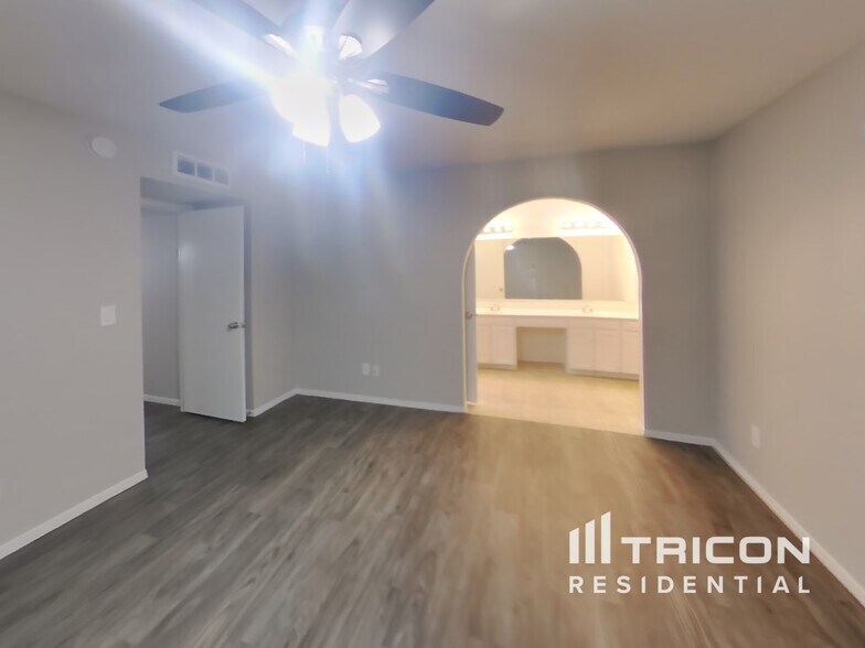 Building Photo - 4901 W Dahlia Dr
