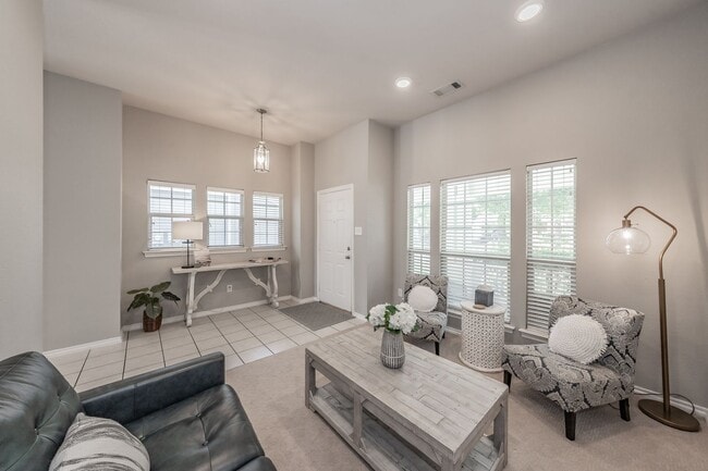 Building Photo - The Best in Texas: 3Bed/2Bath w/Spacious Ensuite