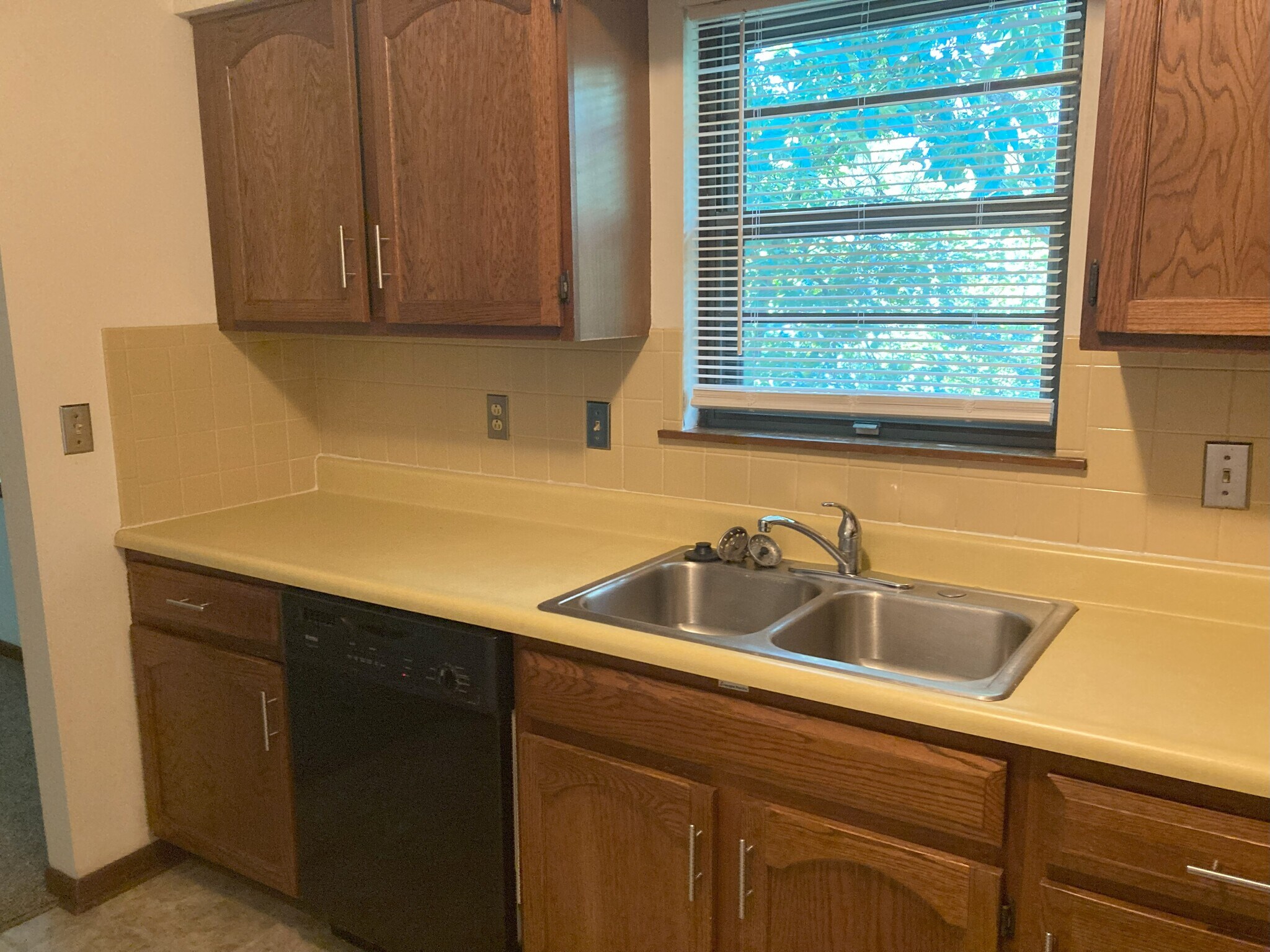 Building Photo - 1616 Garden Dr
