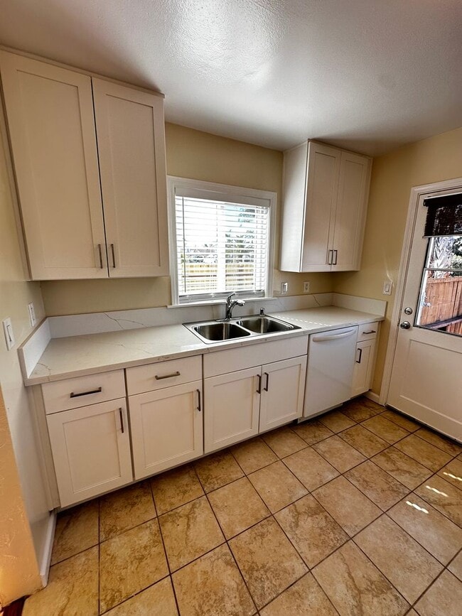 Building Photo - SILVER STRAND BLVD DUPLEX