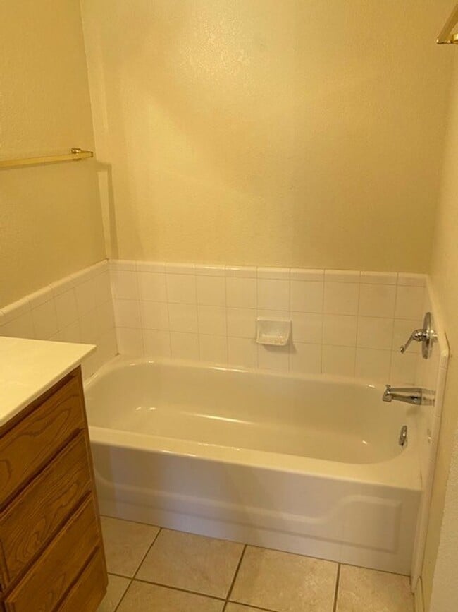 Building Photo - 3 BEDROOM 2 BATH 2 CAR GARAGE