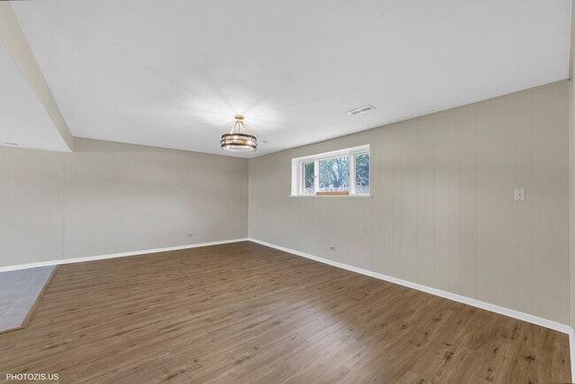 Building Photo - 728 Boxwood Dr