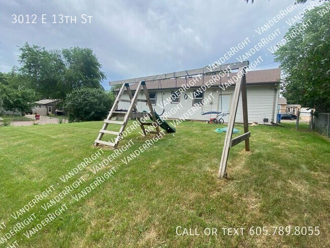 Building Photo - 3012 E 13th St