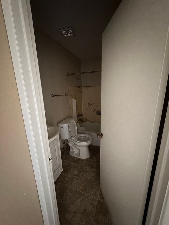 Building Photo - Centrally located 4 bedroom townhome