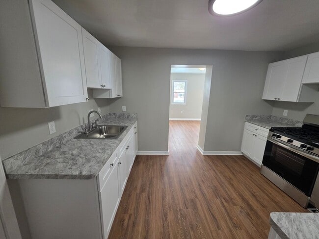 Building Photo - 8 W Chestnut Hill Rd