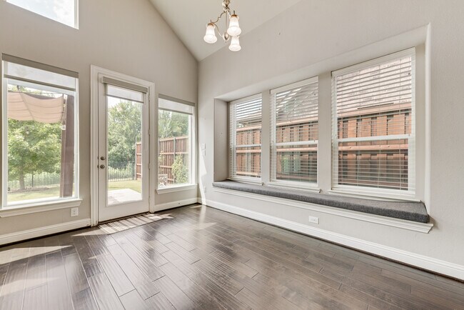 Building Photo - 4037 Hawthorne Dr