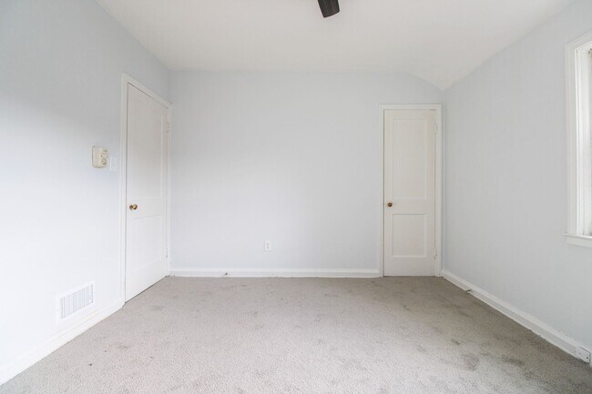 Building Photo - 1096 Cameron Rd