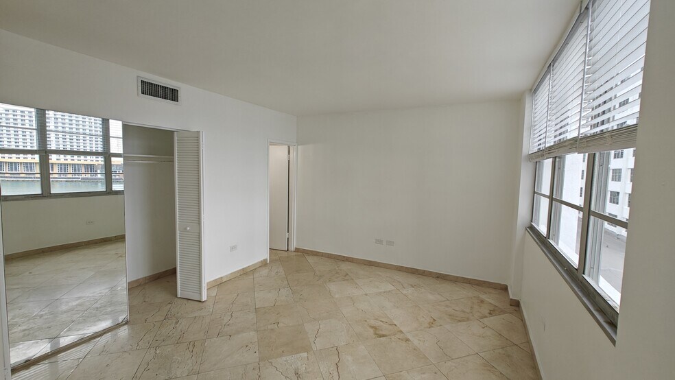 Building Photo - 825 Brickell Bay Dr