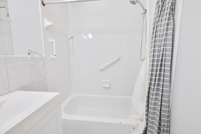 Building Photo - ? Newly Updated 2 Bedroom  1 1/2 BATH in the NORTHEAST near Franklin Mills - Minutes to I95 and R...