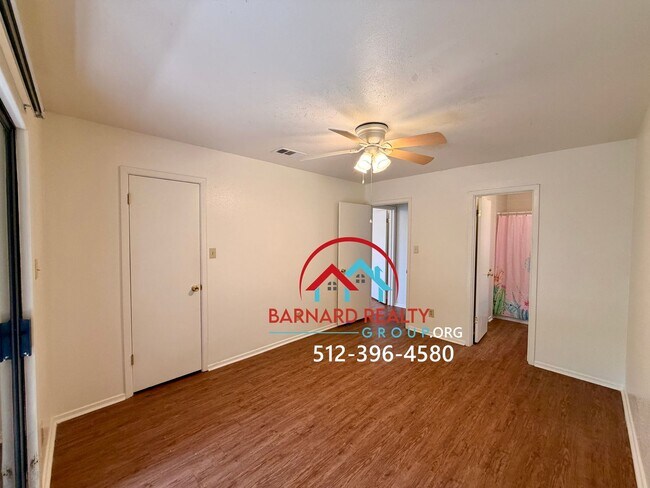 Building Photo - Available Now: 2 bed/1 bath duplex with car port