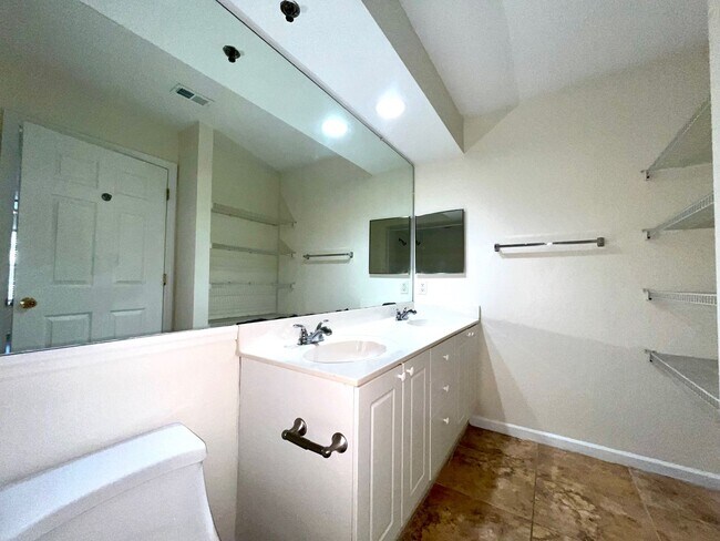 Building Photo - 2 Bed/2 Bath, Gated Community, Close to Sh...