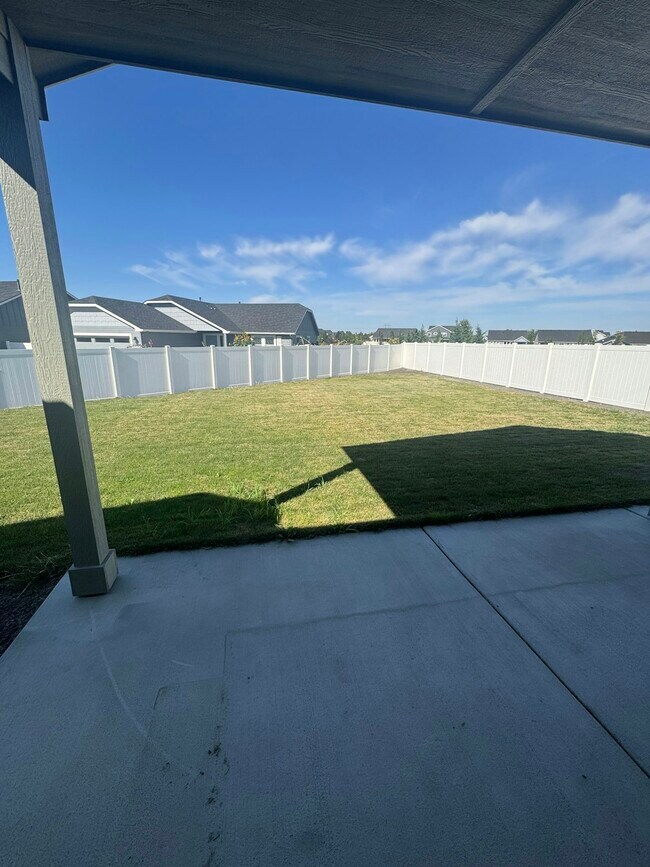 Building Photo - 18551 White Rose Pl