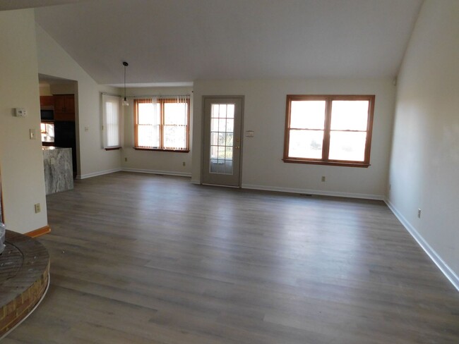 Building Photo - 3 bedroom 2.5 bathroom in Forrest Park Sub...