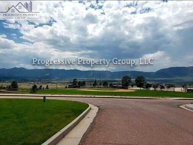 Building Photo - Stunning 3-bedroom, 2-bathroom Condo located in Monument!