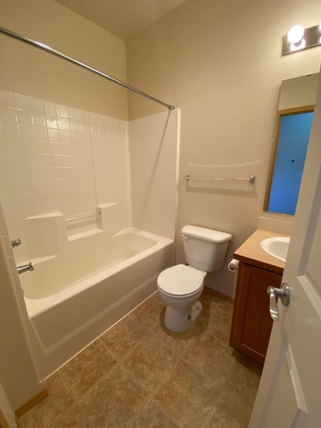 Building Photo - DuPont 2 Bedroom Town Home