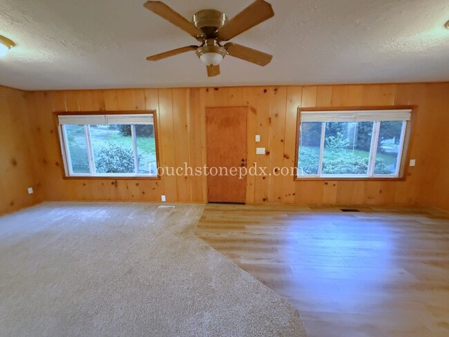 Building Photo - Bright Milwaukie Home with Deck and Large Yard!