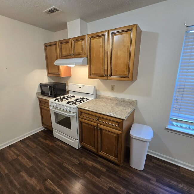 Building Photo - Private 3-Bdr 2 Full Bath Ranch with large fenced backyard and workshop.