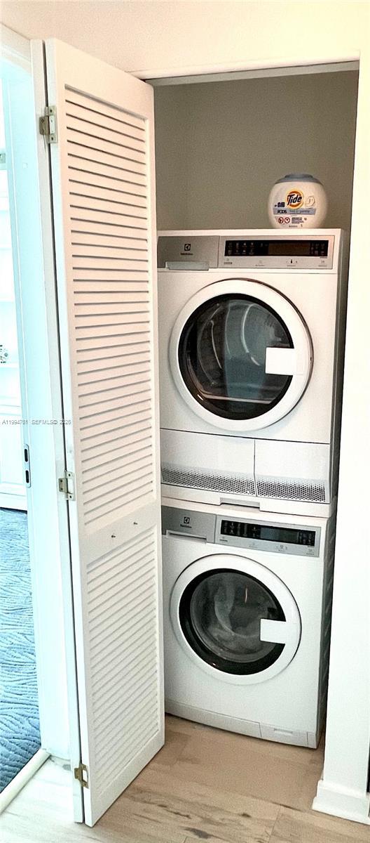 Building Photo - 300 S Biscayne Blvd