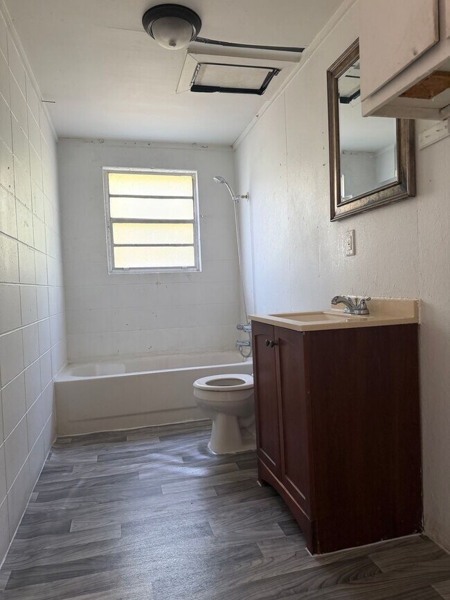 Building Photo - 410 Kingsby St