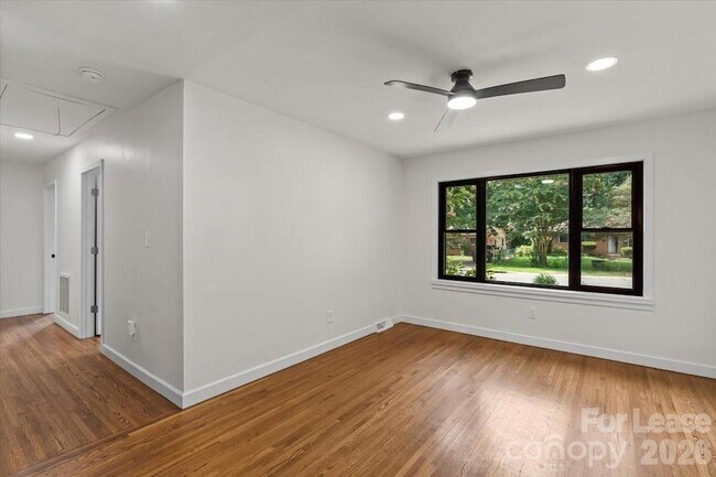 Building Photo - 2430 Dora Dr