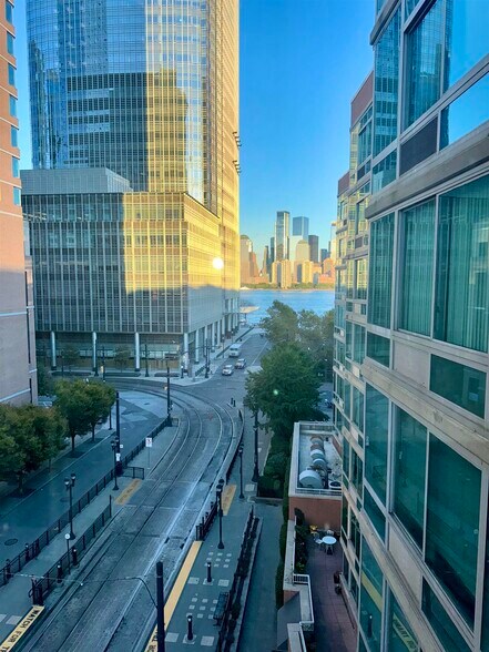 Building Photo - 25 Hudson St