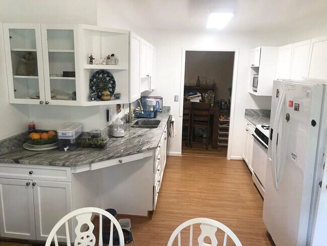 Building Photo - Regency Estates 5 BR 3 BA