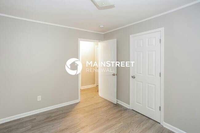 Building Photo - 3 Bedroom Pet-Friendly Home in Charlotte, NC with Main Street Renewal