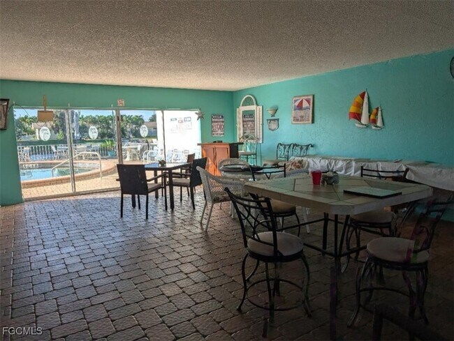 Building Photo - 4940 Vincennes St