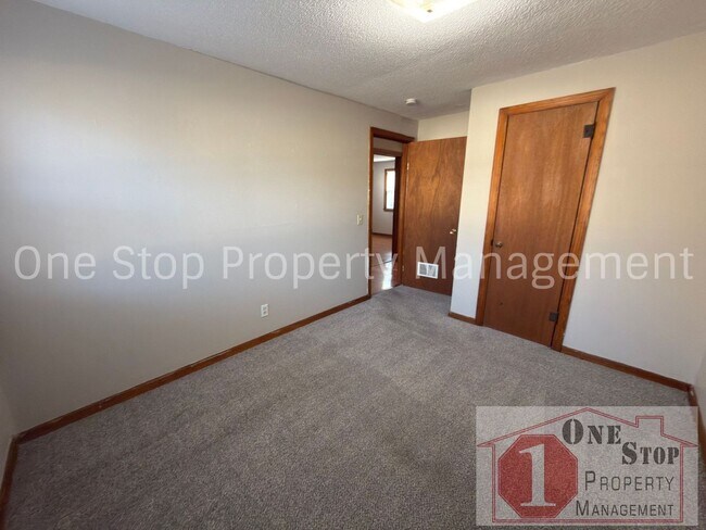 Building Photo - Amazing 3 Bedroom, 1.5 Bathroom in Raytown!