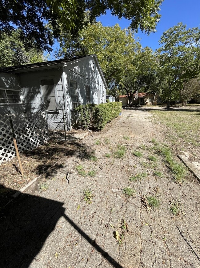 Building Photo - 935 Allen Ave