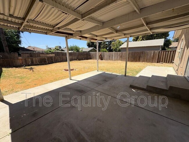Building Photo - 741 E Apricot Ave