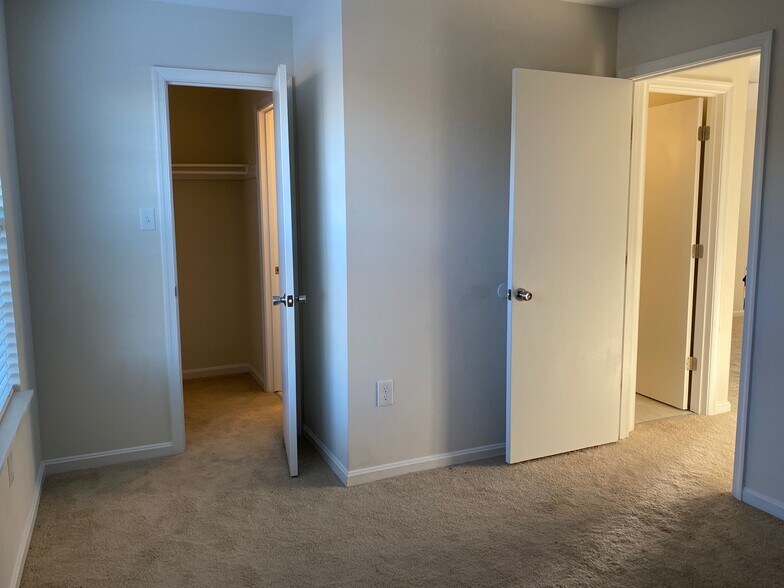 Building Photo - 300 Grosvenor Ln