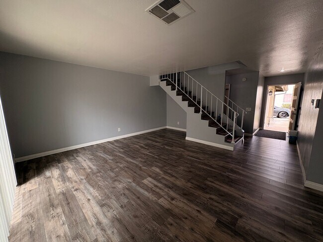 Building Photo - 3 Bed, 2.5 Bath in Ontario!