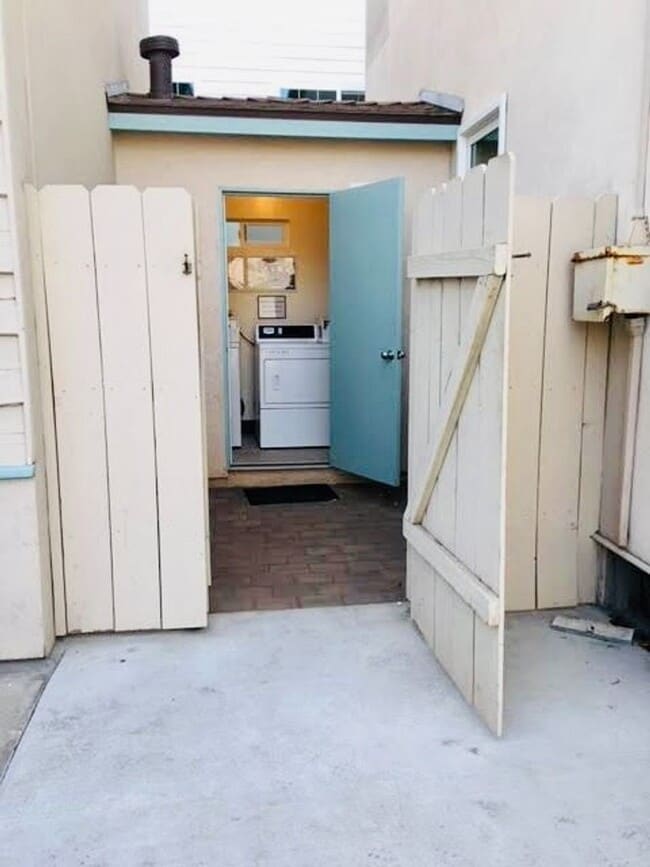 Building Photo - BAYSIDE STUDIO IN MISSION BEACH - ONLY $ 1,595/mo!