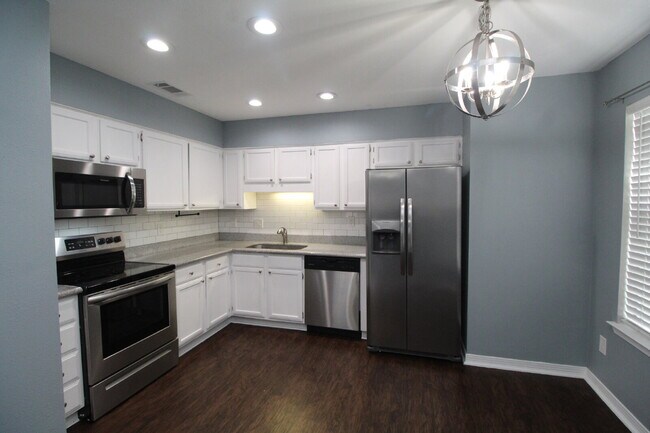 Building Photo - Private Cul-de-Sac Living — 3BR Home Featuring Open Layout, Wooded Backyard Views & Stylish Updat...