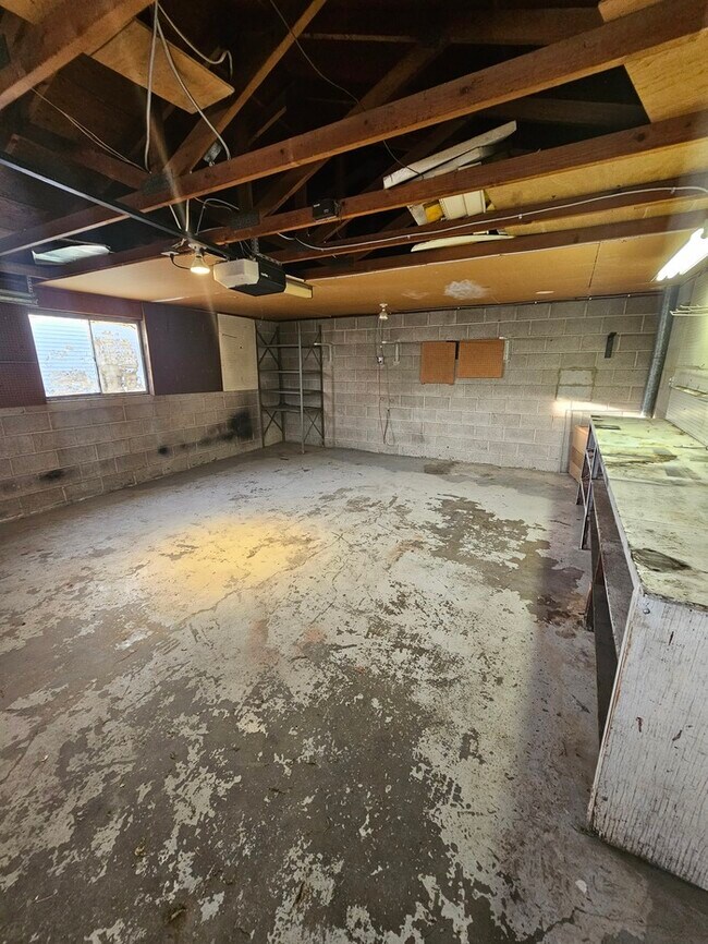 Building Photo - 4 bed 2 bath Home in Murray