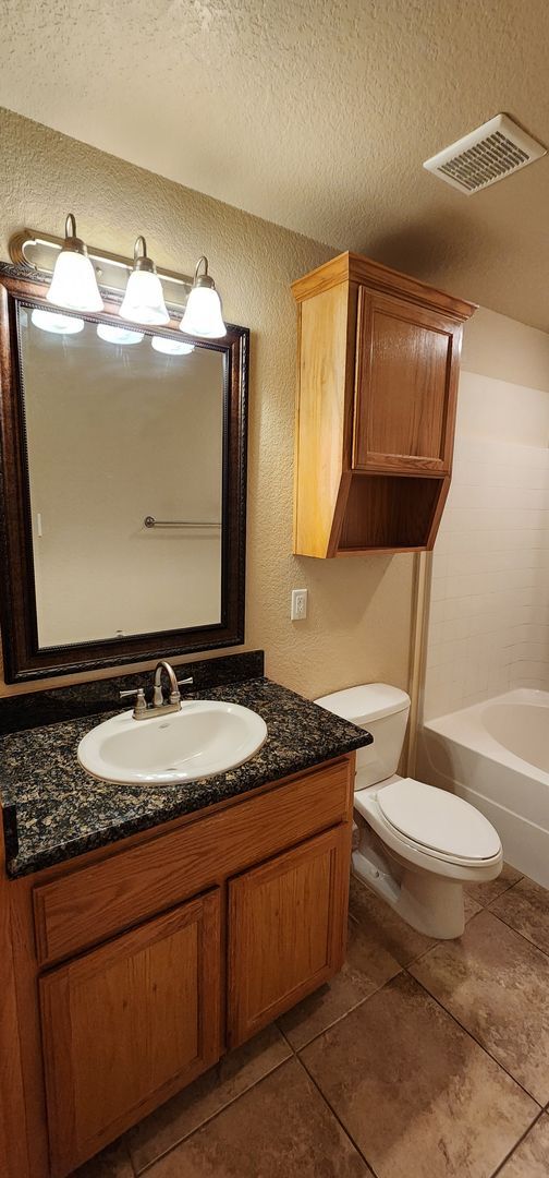 Building Photo - 3 Bedroom 2 bath Duplex South Killeen