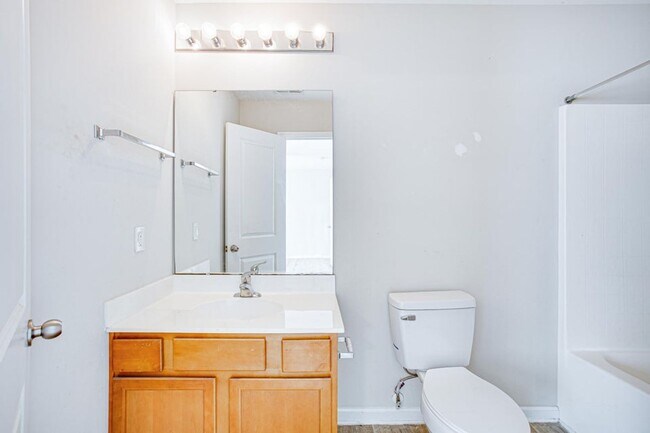 Building Photo - 2 Bedroom, 2.5 Bathroom Townhome in Landings at Montague - Goose Creek