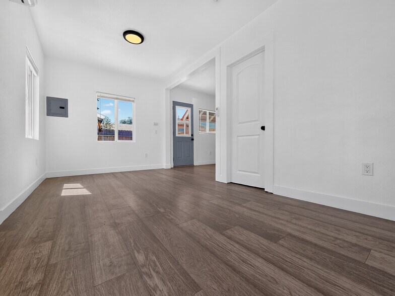 Building Photo - 9524 Mayne St