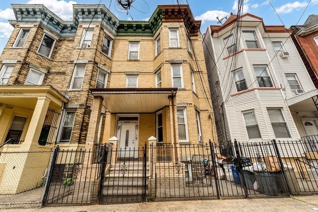 Building Photo - 393 Baldwin Ave