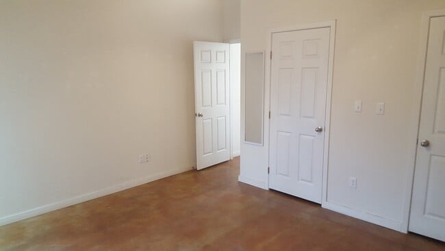 Building Photo - Adorable 2 Bed 1 Bath Home