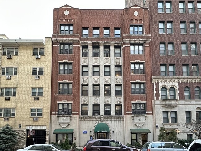 Building Photo - 533 W Roscoe St