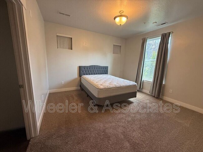 Building Photo - 47 W Silver Springs Dr